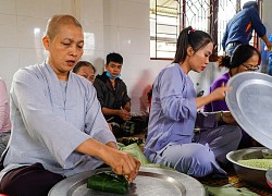 'Tôi gói tình cảm vào từng chiếc bánh chưng gửi đồng bào miền Trung'