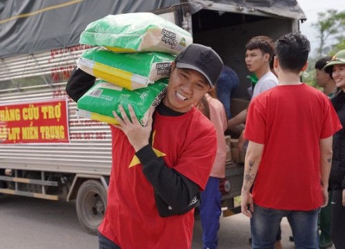 Anh Đức, Cao Thái Sơn vác hàng cứu trợ lên đồng bào miền núi