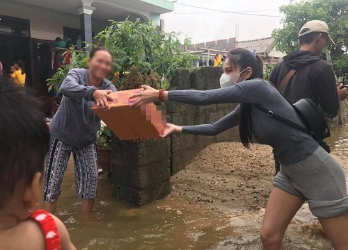 "Anh hùng bàn phím" lại tiếp tục soi chỗ đứng trao quà của Thủy Tiên