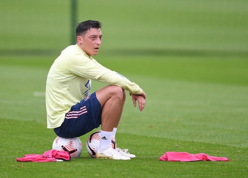 Bức xúc, người đại diện của Ozil tố HLV Arteta đạo đức giả