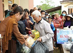 Cán bộ cơ sở lấy lương khô cứu trợ để tặng vì...ngon