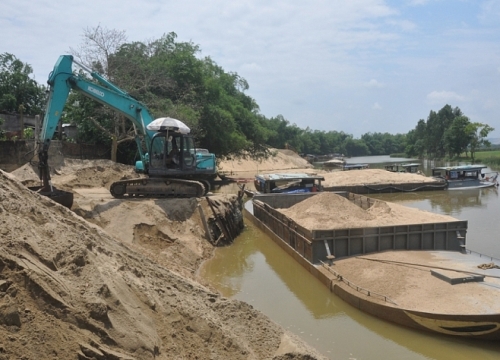 Cảnh báo nguy cơ sạt lở ven sông vì khai thác cát quá mức