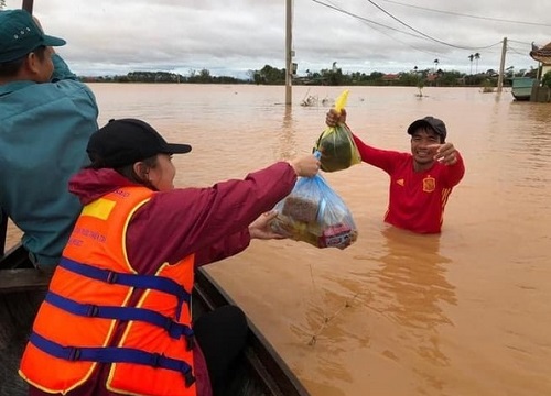 CĐM tinh ý phát hiện nhà thuốc đã bán giá gốc giúp đồng bào miền Trung