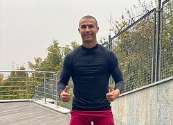 C.Ronaldo gây sốt khi cạo trọc đầu trong thời gian cách ly