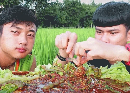 YouTuber nước ngoài nhè đồ ăn ra ngay trước ống kính: cố gắng "diễn sâu" lắm rồi nhưng không cố được!