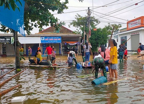 Dậy sóng chuyện 'đội quân' ra đường xin quà cứu trợ ở Hà Tĩnh