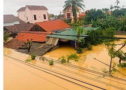 Đừng vội lên án người giàu khi nhận đồ cứu trợ trong mùa lũ dữ