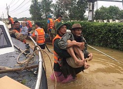 Hình ảnh đẹp mùa lũ: Anh "bộ đội cụ Hồ" dìu người dân ra khỏi vùng lũ