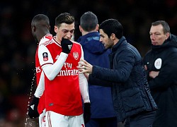 HLV Arsenal bị chỉ trích vì loại bỏ Ozil