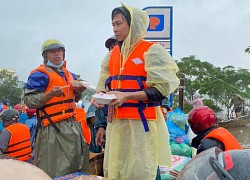 Hồ Việt Trung chính thức lên tiếng khi bị chỉ trích vì quăng quà cứu trợ cho người dân miền Trung, Tiến Luật vào trấn an