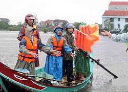 Lật thuyền cứu hộ, cả người và hàng hóa đều rớt xuống nước