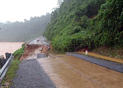 Ngập sâu, nhiều tuyến đường từ Hà Tĩnh tới Huế chưa thể thông tuyến