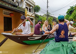 Chèo ghe trên phố cổ mùa lũ