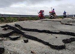 Nhiều tuyến đường tại miền Trung chưa thể lưu thông do mưa lũ