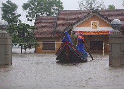 Nhóm bạn trẻ dùng thuyền vượt lũ, kịp thời cứu được 120 người gặp nạn