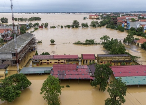 Nước ngập mênh mông ở Lệ Thủy