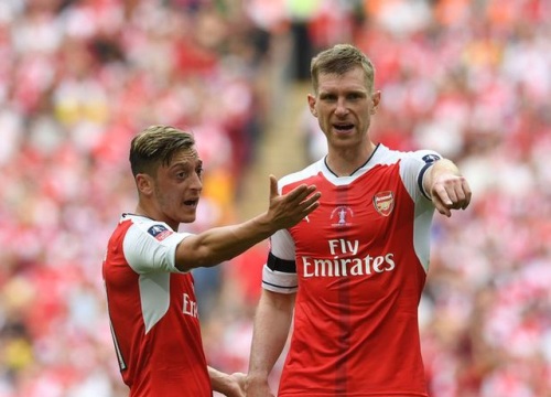 Per Mertesacker tiết lộ bất ngờ việc Mesut Ozil bị Arsenal "ghẻ lạnh"