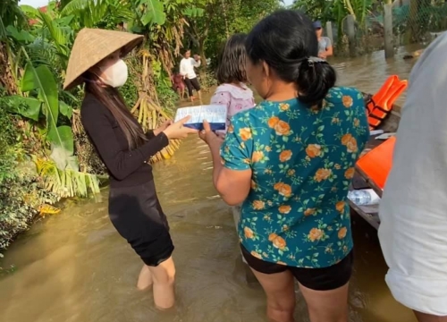 Tiết lộ về cá nhân chuyển nhầm 300 nghìn thành 300 triệu đồng, Thủy Tiên hy vọng mọi người để ý thật kỹ trước khi "nhấn nút"