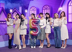 TWICE hát ca khúc mới trong album tặng fan dịp 5 năm debut nhưng lại bị netizen chê live dở, nghe thôi mà cũng thấy... hồi hộp