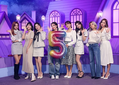 TWICE hát ca khúc mới trong album tặng fan dịp 5 năm debut nhưng lại bị netizen chê live dở, nghe thôi mà cũng thấy... hồi hộp