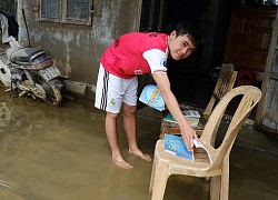 Vùng lũ Thừa Thiên Huế dọn trường, phơi sách chuẩn bị lên lớp