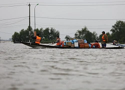 Xót xa hình ảnh bé trai bơi giữa dòng nước lũ nhận đồ cứu trợ và hành động đẹp của anh bộ đội khiến ai cũng ấm lòng