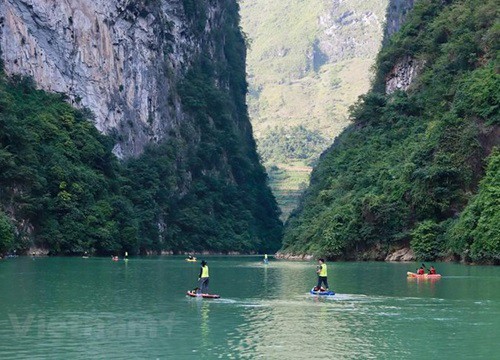 Hàng trăm vận động viên chèo thuyền chinh phục thắng cảnh hẻm Tu Sản