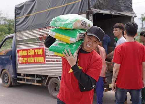 Anh Đức cùng dàn nghệ sĩ mặc áo cờ đỏ sao vàng đi miền Trung tiếp tế cho người dân