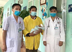 Bé trai đóng vảy như da cá ở Hà Giang được xuất viện