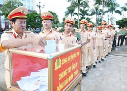 Công an tỉnh Trà Vinh đóng góp ủng hộ miền Trung