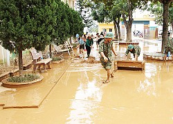 Dọn dẹp trường lớp, cung cấp sách giáo khoa cho học sinh vùng lũ