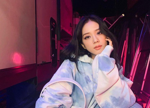 Đụng hàng chiếc áo hoodie, Jisoo (BLACKPINK) mix đồ "cao tay" hơn hẳn Yeri (Red Velvet)