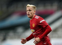 Fan M.U không thể tin điều HLV Solskjaer đã làm với Van de Beek ở trận đấu với Chelsea