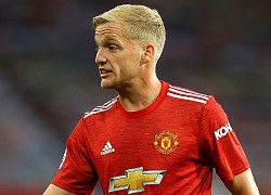 Fan M.U thi nhau 'ném đá' huyền thoại Hà Lan bình phẩm không hay về Van de Beek