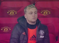 Hình ảnh đáng buồn nhất trận MU vs Chelsea: Van de Beek ngồi lặng im trên ghế dự bị