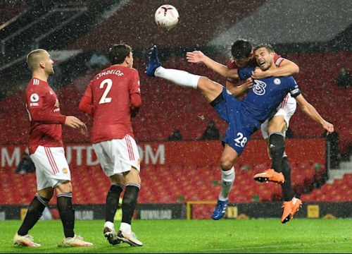 Maguire ôm trọn đội trưởng Chelsea nhưng không bị thổi pen?