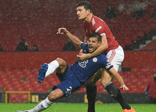 Maguire 'phản pháo' Lampard sau vụ khóa cổ Azpilicueta