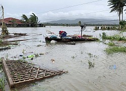 Người Hội An hỗ trợ dân địa phương tới nhà mình tránh trú bão