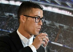 Những cầu thủ đeo kính áp tròng đá bóng như McTominay: CR7 cũng không ngoại lệ