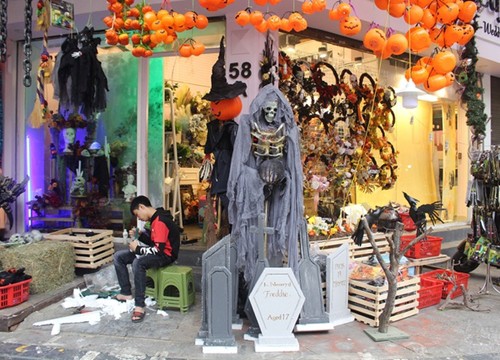 Phố Hàng Mã ngập tràn đồ chơi ma quỷ, rùng rợn trước thềm Halloween