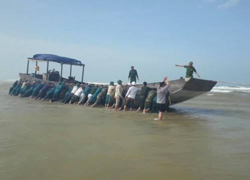 Tàu gỗ dạt vào bờ biển Quảng Trị với nhiều bao bì ghi chữ Trung Quốc