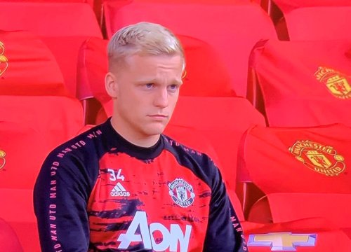 Solskjaer liên tục bị chất vấn vì "bỏ rơi" Van de Beek