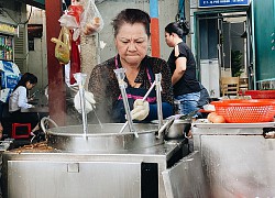 Tìm đến "mì chửi" đắt khách nhất Sài Gòn sau lùm xùm trên mạng: Cứ 5 phút nghe chửi 1 lần, khách đến ăn im thin thít vì sợ