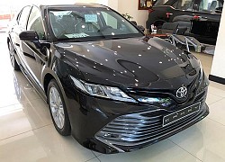 Toyota Camry mới giảm 25 triệu đồng, "đấu" VinFast Lux A2.0