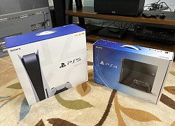 Trên tay hộp đựng PS5 với màu xanh và trắng tuyệt đẹp, to gấp đôi hộp PS4