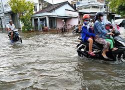 Bạc Liêu: Mưa kèm triều cường mênh mông, nhiều trường cho học sinh tạm nghỉ