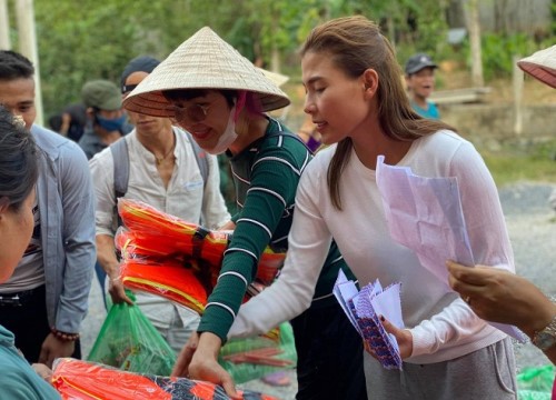 Bán đồ đấu giá để lấy tiền cứu trợ miền Trung, Ái Châu 'khổ sở' vì gặp đối tượng kém duyên