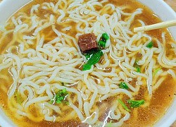 Bát mì bò chỉ có 1 miếng thịt bằng đầu ngón tay khiến dân tình "bó tay", tuy nhiên vẫn phải khâm phục tinh thần quảng cáo đúng thực tế