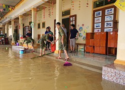 Bộ đội, giáo viên "bơi" trong biển nước thu dọn sách vở tả tơi sau lũ