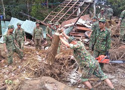 Bộ đội nuôi dưỡng những trẻ em mồ côi cha mẹ trong vụ sạt lở đất